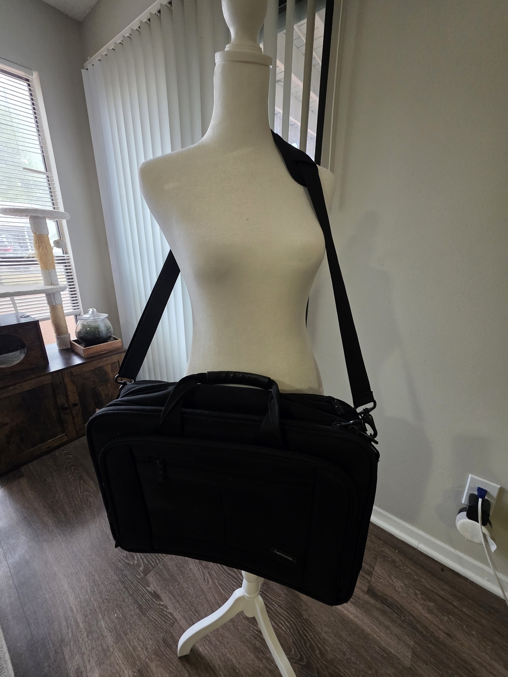 Black Men’s Samsonite Messenger Laptop Bag - Professional Shoulder Briefcase